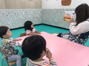 東京都江戸川区中葛西「くぅぴー幼児教室」2歳児クラスの読み聞かせ